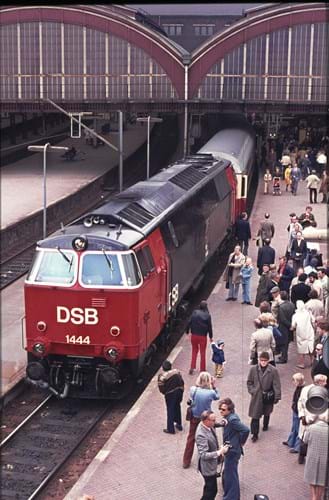 Den første TEE MERKUR-afgang fra København den 26. maj 1974. Det er mastodonten MZ 1444, der er trækkraft. Fotograf: Kurt Jeppesen